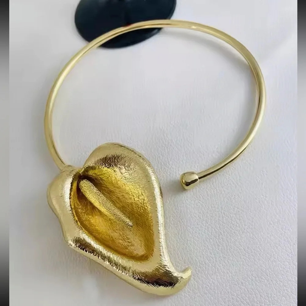 Horseshoe Lotus Gold Bangle Flower Necklace - Picture 8 of 10